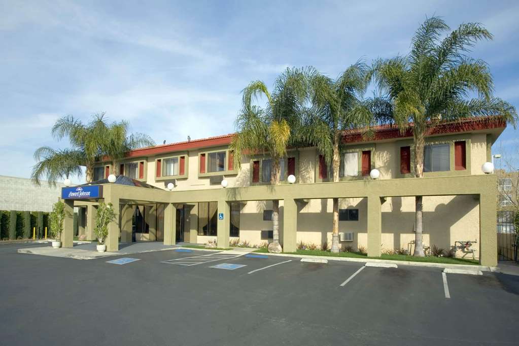 Howard Johnson By Wyndham Reseda Hotel & Suites Los Angeles Exterior foto