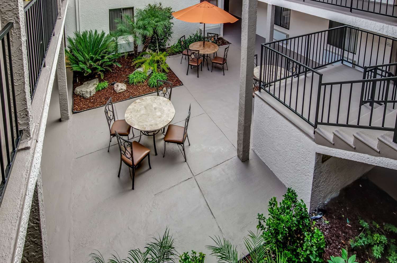 Howard Johnson By Wyndham Reseda Hotel & Suites Los Angeles Exterior foto
